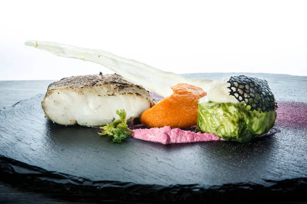Ikan putih panggang closeup disajikan dengan sayuran — Stok Foto