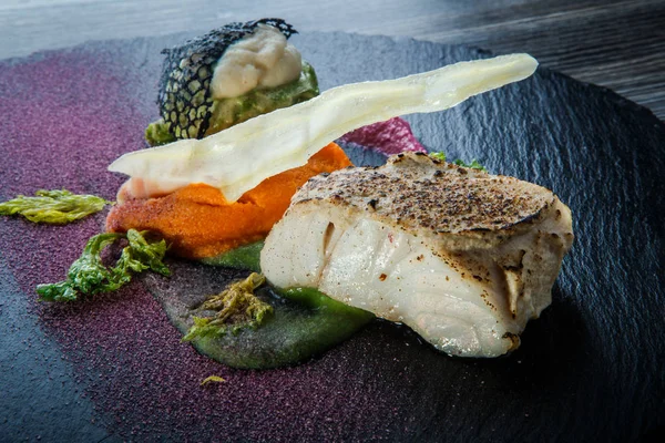 Makro view of roasted white fish served with carrot puree — Stok Foto