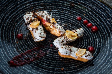 üst görünümü closeup beyaz tepesi ile dört ev yapımı eclairs