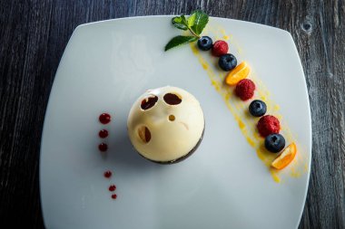 çeşitli çilek ile üst görünüm closeup çikolata topu tatlı