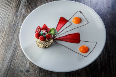 ince dekore edilmiş çikolata ahududu krem dolum tatlı