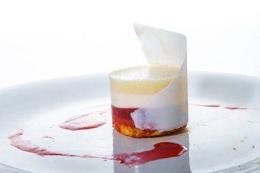 closeup özel dekore meyve ve krem mus tatlı