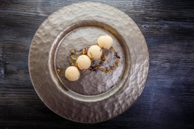 zarif dekore dört küresel sünger bisküvi üst görünümü