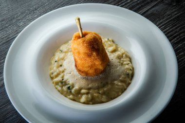 yakın çekim haşlanmış arpa lapası ekmekli bütün armut ile süslenmiş