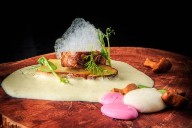 closeup ince mantar ve soslar restoran meze dekore