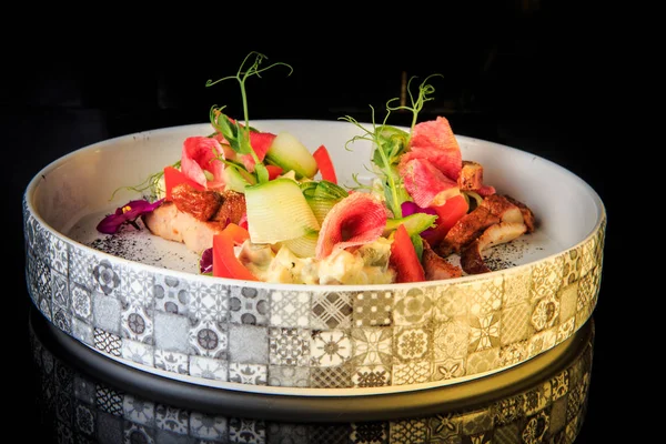 Salad kentang lezat dihias dengan baik dengan sayuran dan daging — Stok Foto