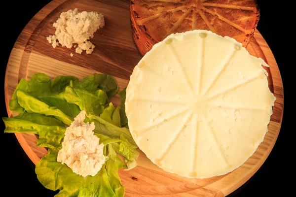 Arriba ver macro dos cabezas enteras de queso casero —  Fotos de Stock