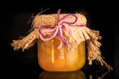 organik sarı meyve reçeli closeup tek küçük cam kavanoz