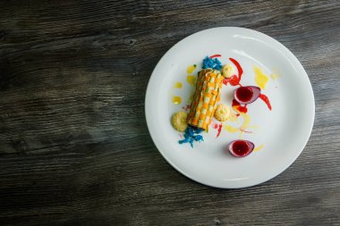 et ile doldurulmuş ince dekore sebze rulo üst görünümü