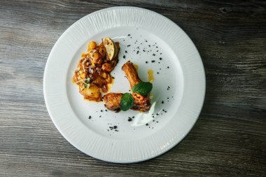 beyaz çanak üzerinde orijinal dekore edilmiş kızarmış et parçaları üzerinde üst görünümü