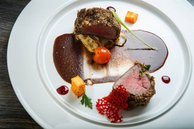 üst görünüm closeup modern dekore orta çiğ ızgara et