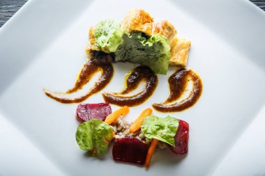 mantar ile hamur eti pişmiş üst görünümü closeup sağlıklı yemek