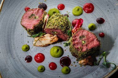 üst görünüm closeup ince dekore edilmiş üç çiğ pişmiş et parçaları