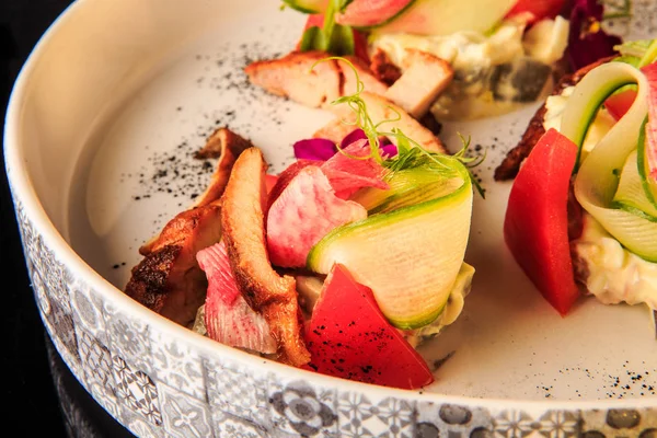 Salad kentang closeup modern dihiasi dengan sayuran dan daging — Stok Foto