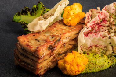 sos ve sebze ile sulu et yemeği makro görünümü