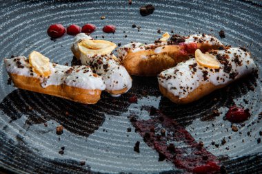 beyaz tepesi ve çikolata ile closeup dört nefis eclairs