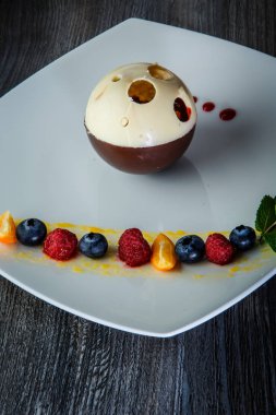 çilek ile üst görünüm closeup lezzetli çikolata topu tatlı