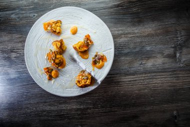 tatlı soslu cupcakes trendy restoran tatlı üst görünümü