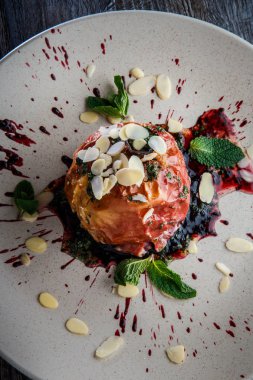 syrop ve nane ile lezzetli pişmiş elma dikey görünümü