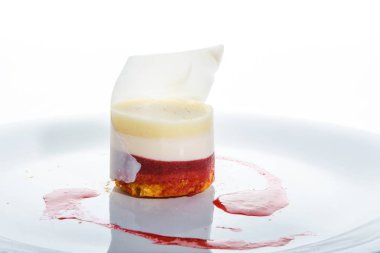 modern dekore edilmiş dut ve kremalı mus tatlısı