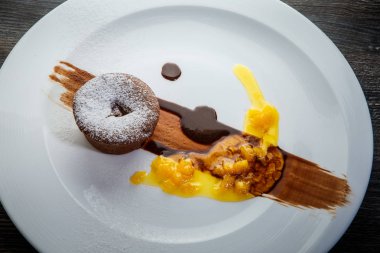 üst görünümü closeup ince şeker tozu çikolata cupcake ile dekore