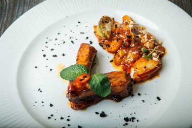 beyaz çanak üzerinde closeup modern dekore barbekü et parçaları