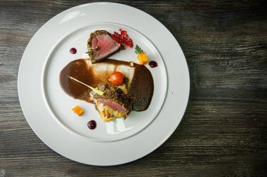 enfes dekore edilmiş yarı çiğ ızgara et parçaları üst görünümü