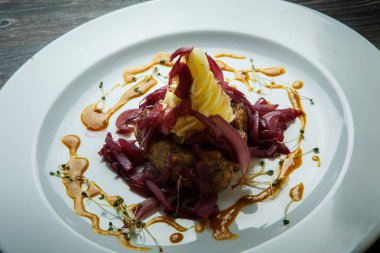 üst görünümü closeup patates garnitür ve soğan ile ızgara et parçaları