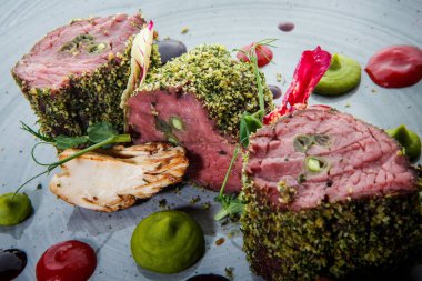 ince dekore edilmiş üç çiğ pişmiş et parçaları üzerinde makro görünümü