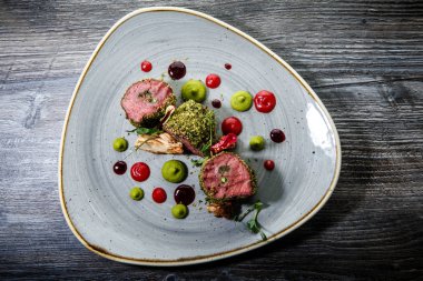 orijinal dekore edilmiş üç çiğ pişmiş et parçaları üzerinde üst görünümü