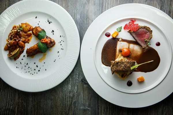 탑 뷰 클로즈업 두 개의 흰색 접시와 잘게 장식 된 고기 — 스톡 사진