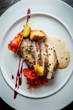 ızgara sebze ile closeup lezzetli dilimlenmiş pişmiş et