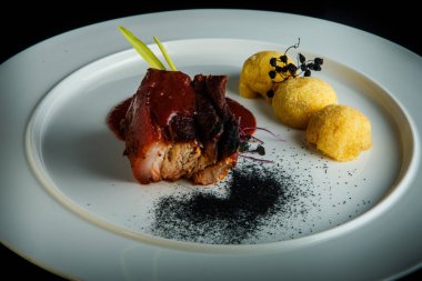 üst görünümü closeup patates topları ve sos ile pişmiş et