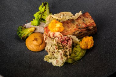 closeup orijinal et yemeği wth sos ve sebze