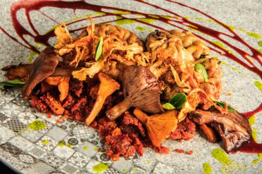 mantar ve et ile pişirilen closeup koyun beyni