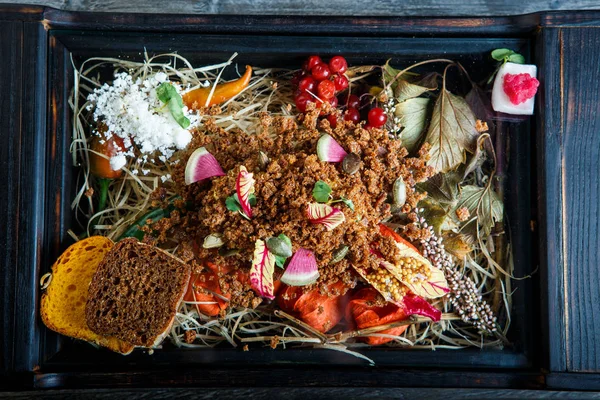 Widok z góry makieta restauracja danie z kory kory i krojone rzodkiewki — Zdjęcie stockowe