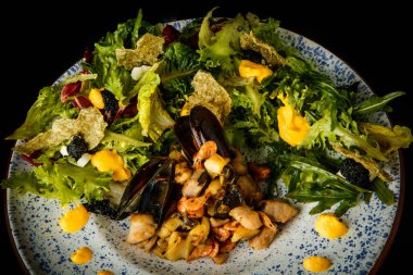 çeşitli deniz ürünleri ve salata yaprakları üst görünümü closeup lezzetli meze