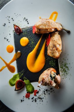 Kızarmış bıldırcın bacağı restoranının trend restoranına dikey görüntü