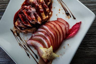 Dilimlenmiş ördek göğsünün üst görüntüsü özel restoran yemeği.