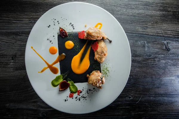 Top view on original restaurant dish of fried quail legs — Stock Photo, Image