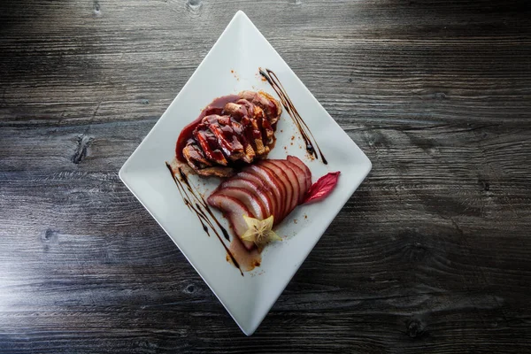 Вид зверху на смачну ресторанну страву з нарізаних запечених качок грудей — стокове фото