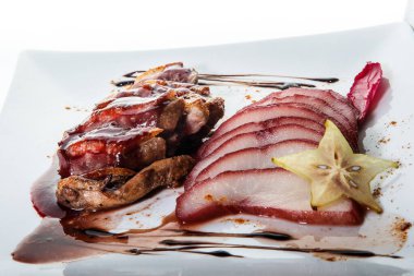 Yakın plan dekore edilmiş, dilimlenmiş ördek göğsü.