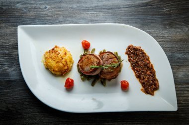 Mantar soslu kızarmış et restoranının en iyi manzarası.