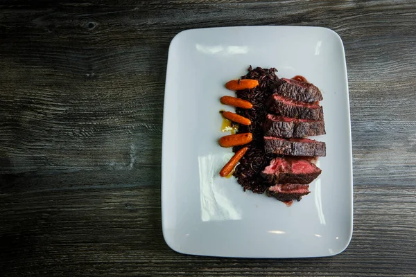 Felső nézet éttermi étel grillezett szeletelt hús vadrizzsel — Stock Fotó