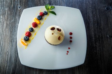 Çikolatalı tatlı ve böğürtlenli.