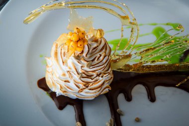 Üst görünüm makro dekore edilmiş kuğu şekilli tatlı.