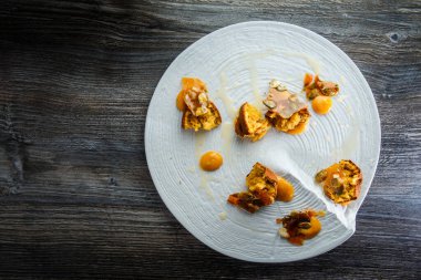 Tatlı soslu kek restoranının en iyi manzarası.