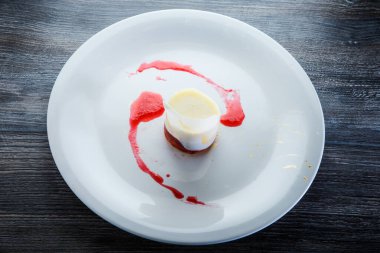 Modern dekore edilmiş kremalı tatlının en üst görüntüsü