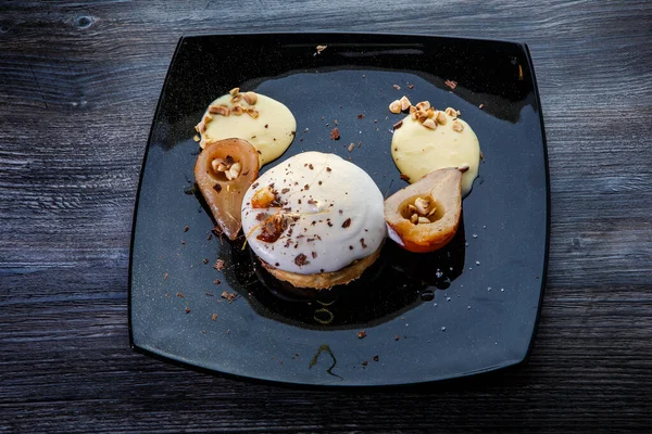 Delicioso pastel de galletas cremoso con peras caramelizadas contra blanco — Foto de Stock