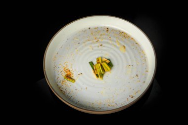 Yeşil bambu dilimlerinin üst görüntüsü çeşitli otlarla süslenmiş.